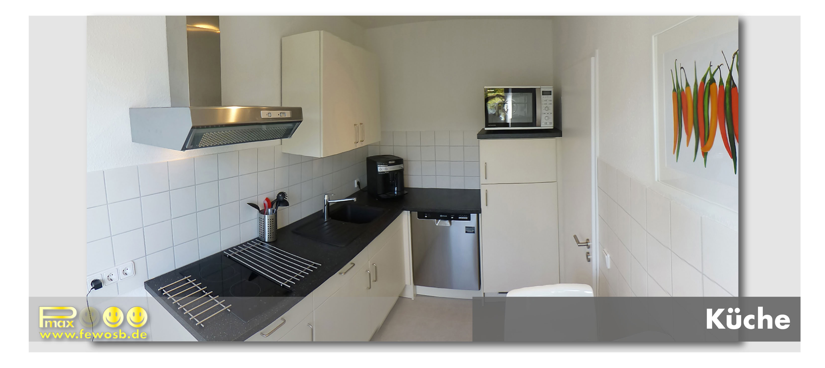 Die voll ausgestattete Küche mit Esstisch, Kühlschrank mit Gefrierfach, Spülmaschine, Backofen-Mikrowellenkombination, Herd, Kaffeevollautomat und Mikrowelle.